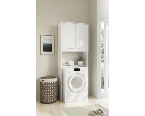 Prádelna s pračkou, skříňkou na prádlo a košem na prádlo