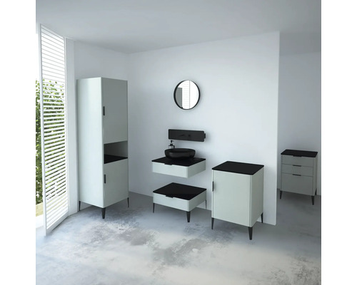 Světlá koupelna s umyvadlem, zrcadlem a koupelnovou skříňkou pro moderní design.