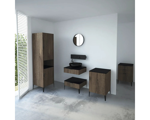 Koupelna s umyvadlem, spodní skříňkou, zrcadlovou skříňkou a zrcadlem