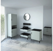 Moderní koupelna s umyvadlem, zrcadlovou skříňkou, spodní skříňkou a komodou v minimalistickém designu.