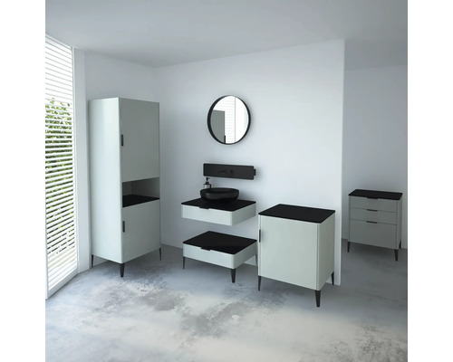 Moderní koupelna s umyvadlem, zrcadlovou skříňkou, spodní skříňkou a komodou v minimalistickém designu.