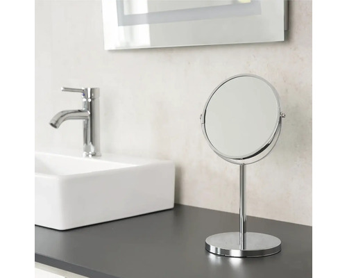 Kosmetické zrcadlo na koupelnovém stole s umyvadlem a baterií