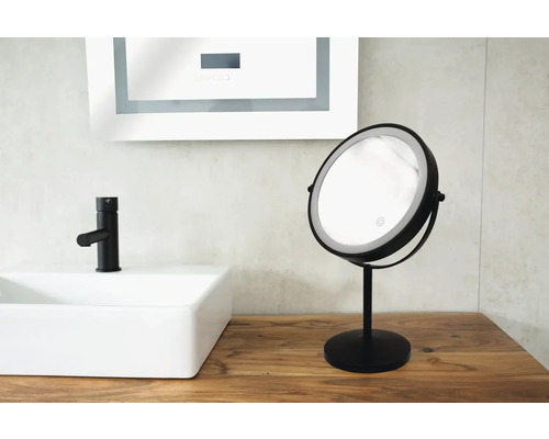 Kosmetické zrcadlo s LED osvětlením na dřevěném stole v koupelně