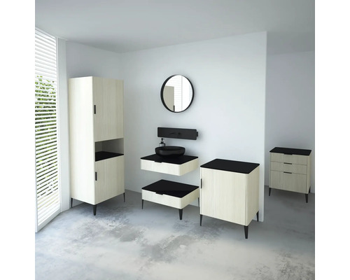 Koupelna s umyvadlem, zrcadlovou skříňkou a vysokou skříňkou