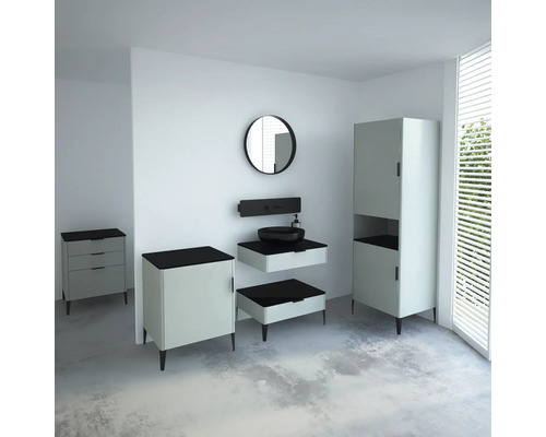 Koupelna s umyvadlem, zrcadlem, spodní skříňkou a vysokou skříňkou