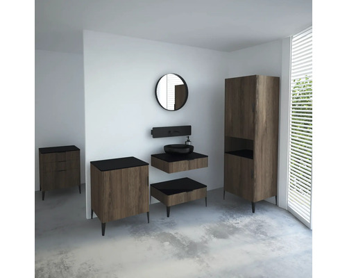 Koupelna s umyvadlem, zrcadlem, spodní skříňkou a vysokou skříňkou