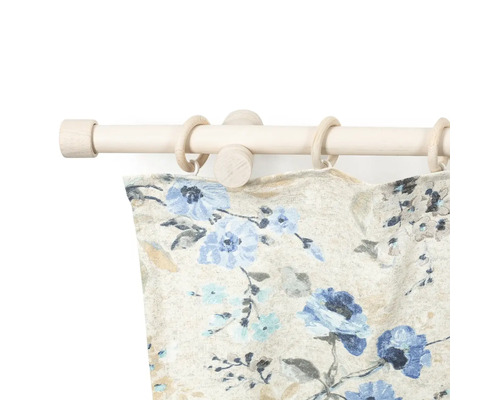 Závěs s květinovým vzorem a dřevěná záclonová tyč s kroužky