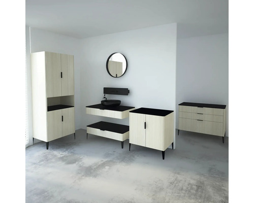 Koupelna s umyvadlovou skříňkou, zrcadlovou skříňkou a komodou ve světlém dřevěném dekoru