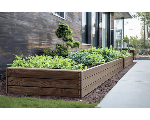 Zahrada s dřevěným vyvýšeným záhonem a osázením