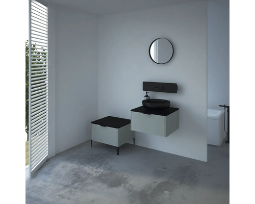 Koupelna s umyvadlem, zrcadlem a žaluziemi pro jasnou a moderní atmosféru