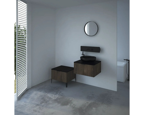 Koupelna s umyvadlem, zrcadlem, stoličkou a vanou