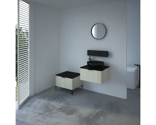 Moderní koupelna s umyvadlem, zrcadlem a okenními žaluziemi pro světlou atmosféru