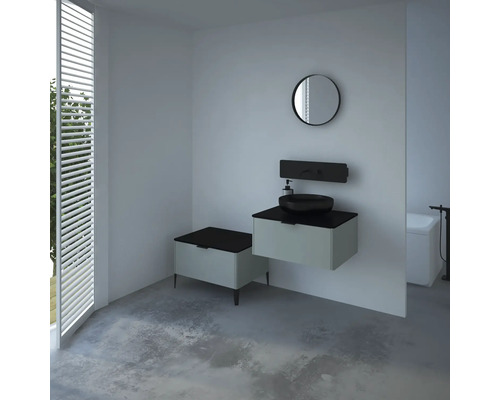 Moderní koupelna s umyvadlem, zrcadlem a okenními žaluziemi pro světlý, minimalistický design.