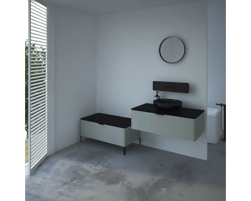 Moderní koupelna s umyvadlem, kulatým zrcadlem a lavicí