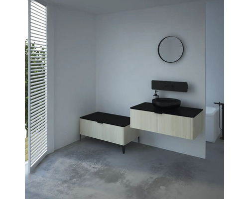 Koupelna s umyvadlem, zrcadlem a oknem s lamelami