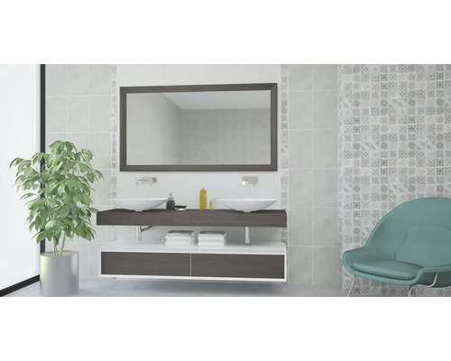 Koupelna s dvojitým umyvadlem, zrcadlem a pokojovou rostlinou