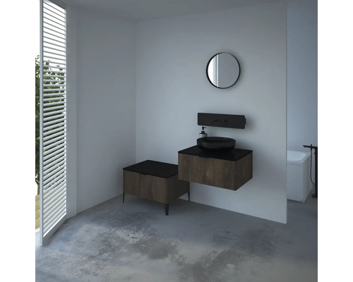 Světlá koupelna s umyvadlem, zrcadlem a lavicí