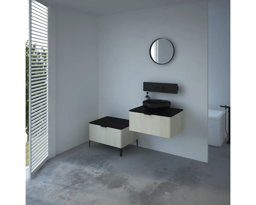 Světlá koupelna s umyvadlem, umyvadlovou mísou, zrcadlem a okenními žaluziemi