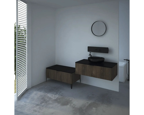 Koupelna s umyvadlem, zrcadlem a lavicí