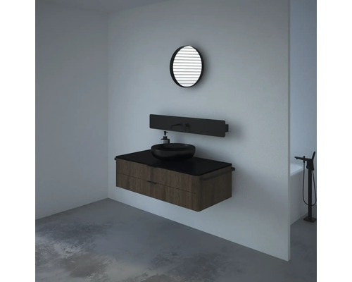 Koupelna s umyvadlovou skříňkou, umyvadlem na desku a kulatým zrcadlem