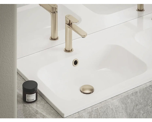 Keramické umyvadlo s baterií a odtokovou soupravou v koupelně