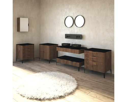 Moderní koupelna s umyvadly, spodními skříňkami, zrcadly a huňatým kobercem