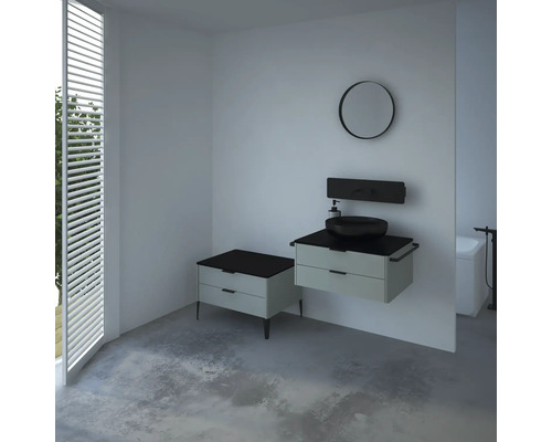 Moderní koupelna s umyvadlem, skříňkou pod umyvadlo, zrcadlem a vanou.