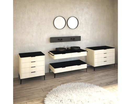 Koupelna s umyvadly, zrcadly a komodami ve světlém designu