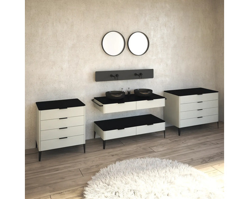 Koupelna s umyvadlem, zrcadly a komodami pro moderní atmosféru.