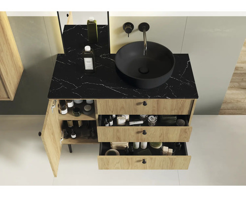 Koupelna s umyvadlovou skříňkou, zásuvkami, dveřmi, umyvadlem a vodovodní baterií