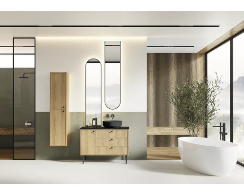 Moderní koupelna s umyvadlem, zrcadly, sprchou a vanou