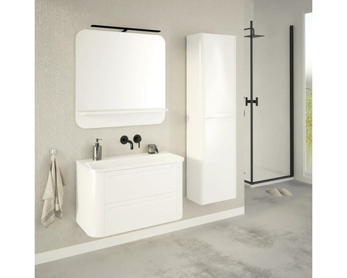 Koupelna s umyvadlem, zrcadlovou skříňkou, vysokou skříňkou a sprchovým koutem pro světlé a uspořádané prostředí.