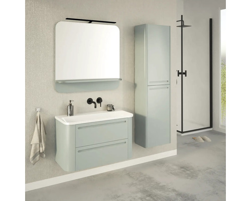 Koupelna s umyvadlovou skříňkou, zrcadlovou skříňkou, vysokou skříní a sprchou