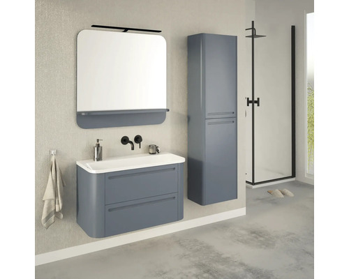 Moderní koupelna s umyvadlovou skříňkou, zrcadlem, vysokou skříní a sprchou