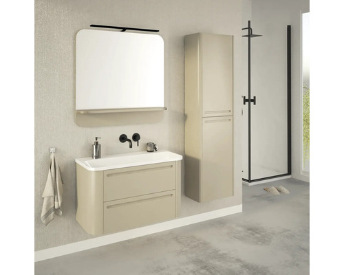 Světlá koupelna s umyvadlem, zrcadlem, vysokou skříní a sprchovým koutem