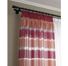 Záclona s proužkovaným vzorem na záclonové tyči