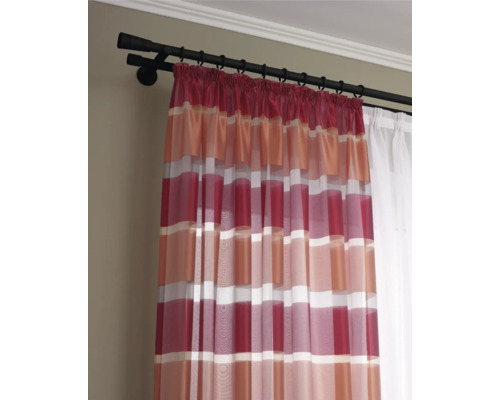Záclona s proužkovaným vzorem na záclonové tyči