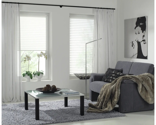 Obývací pokoj s pohovkou, konferenčním stolkem, závěsy a žaluziemi do oken