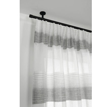 Záclona s vodorovnými pruhy na černé záclonové tyči