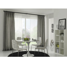 Jídelna s jídelním stolem, židlemi, regály a závěsy