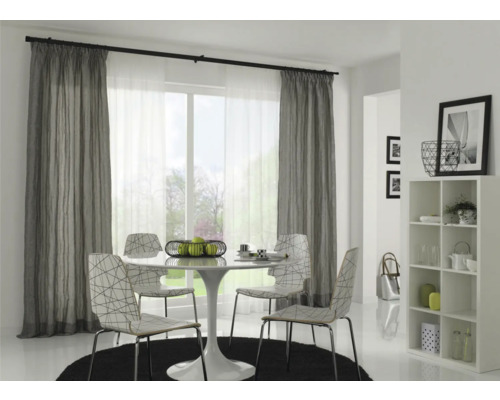 Jídelna s jídelním stolem, židlemi, regály a závěsy