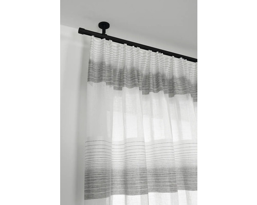 Záclona s vodorovným pruhovaným vzorem na záclonové tyči