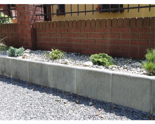 Betonový obrubník s rostlinami a kameny