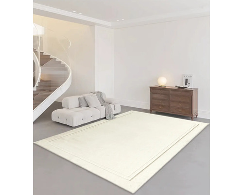 Zařízení s kobercem světlé barvy, pohovkou, komodou a točitým schodištěm ve světlé místnosti.