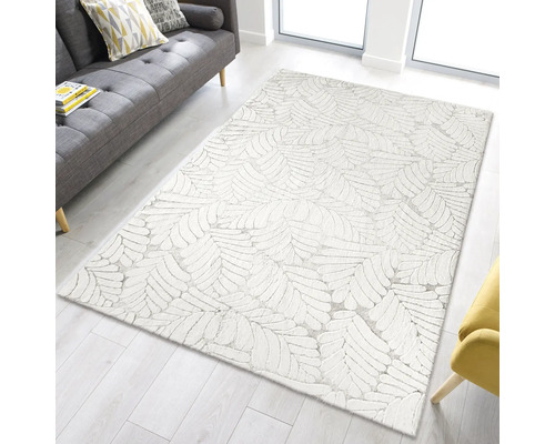 Koberec se vzorem listů ve světlém obývacím pokoji