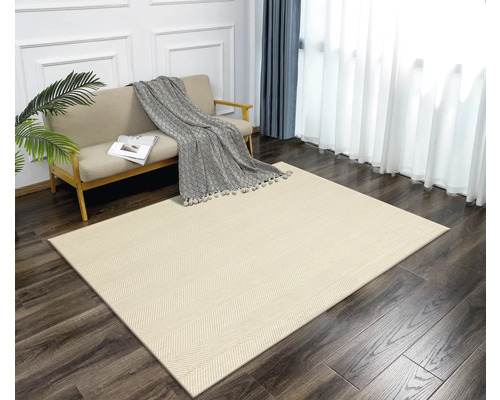 Obývací pokoj se světlým kobercem se vzorem rybí kosti, pohovkou, závěsy a pokojovou rostlinou