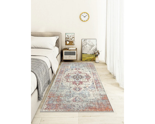 Ložnice s postelí a vzorovaným kobercem