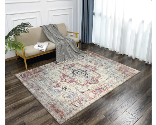 Vzorovaný koberec v obývacím pokoji s pohovkou