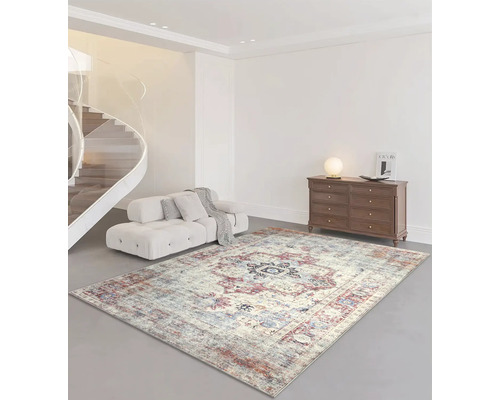 Obývací pokoj s pohovkou, komodou a vzorovaným kobercem