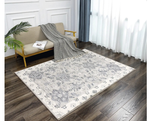 Dekorativní koberec se vzorem v obývacím pokoji